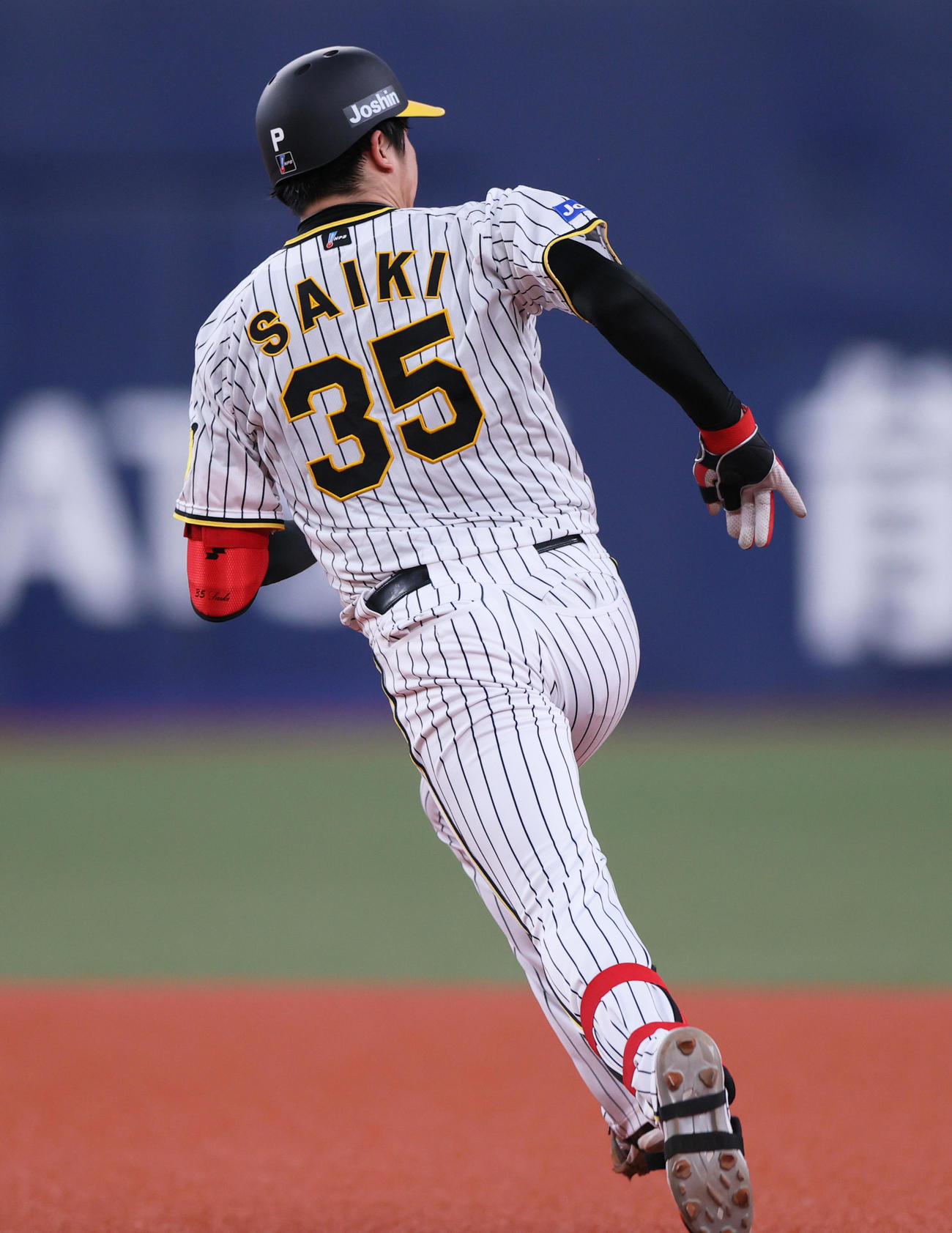 阪神対ヤクルト　4回裏阪神2死、才木は右二塁打を放ち二塁に向かう（撮影・上山淳一）