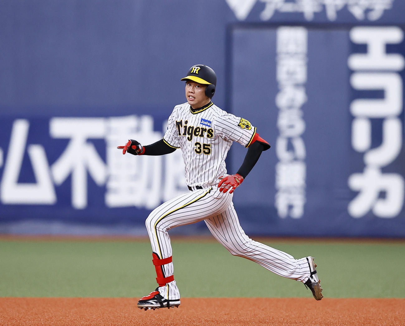 阪神対ヤクルト　4回裏阪神2死、才木は右越え二塁打を放ち一塁を回る（撮影・藤尾明華）