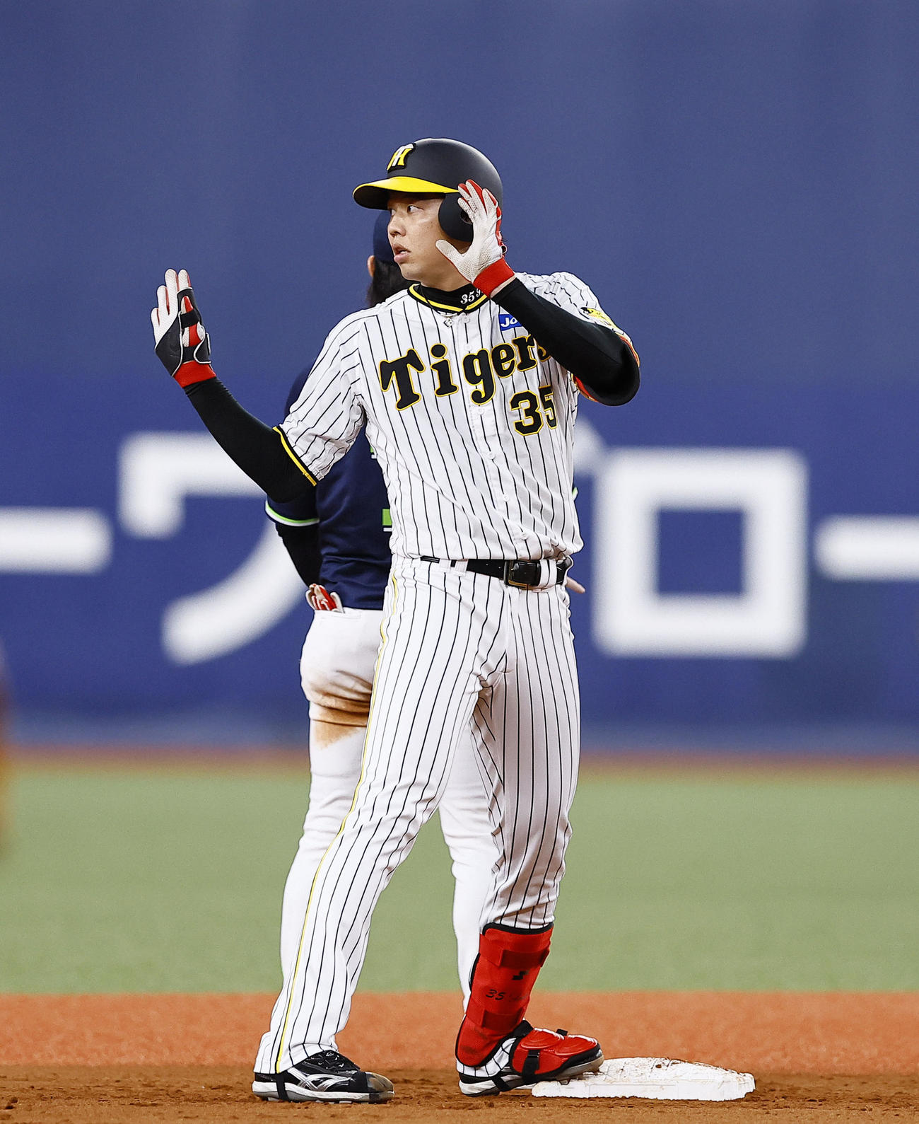 阪神対ヤクルト　4回裏阪神2死、才木は右越え二塁打を放つ（撮影・藤尾明華）