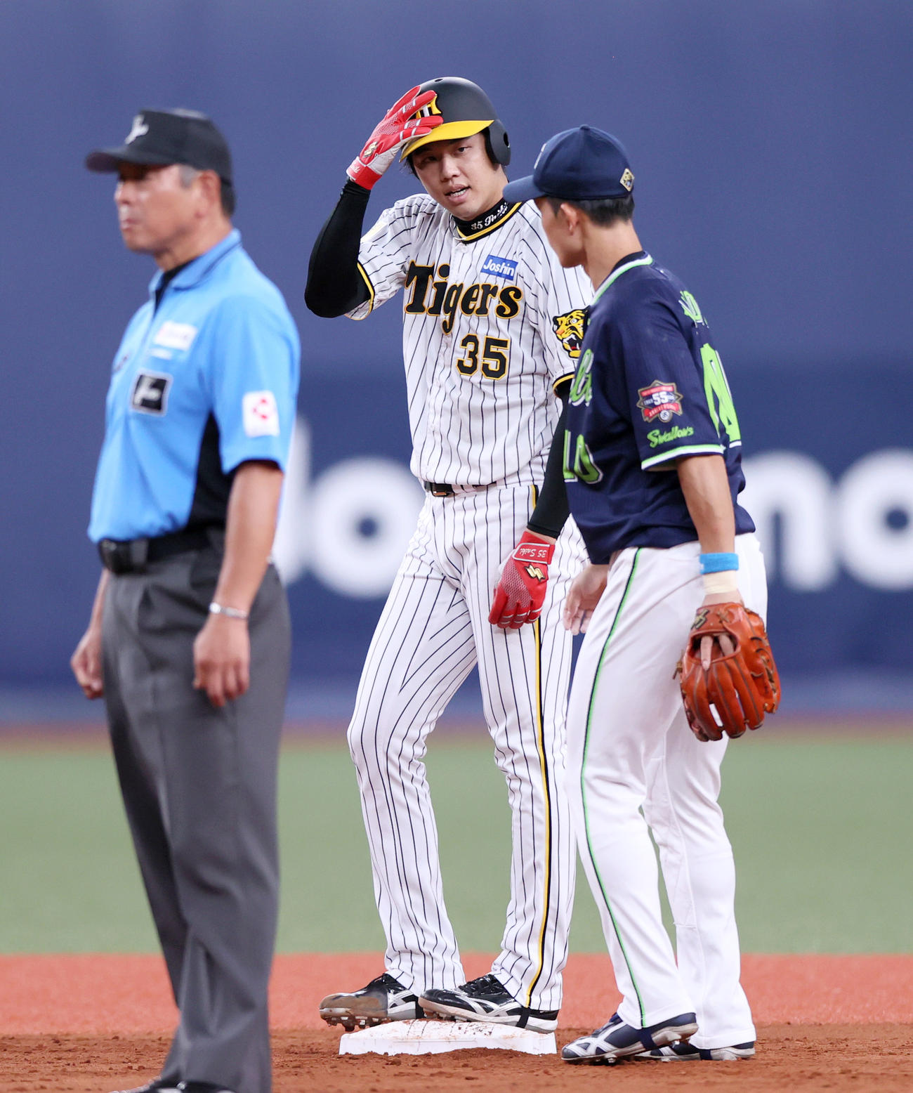 阪神対ヤクルト　4回裏阪神2死、右二塁打を放った才木（中央）は宮本と言葉をかわす（撮影・上山淳一）