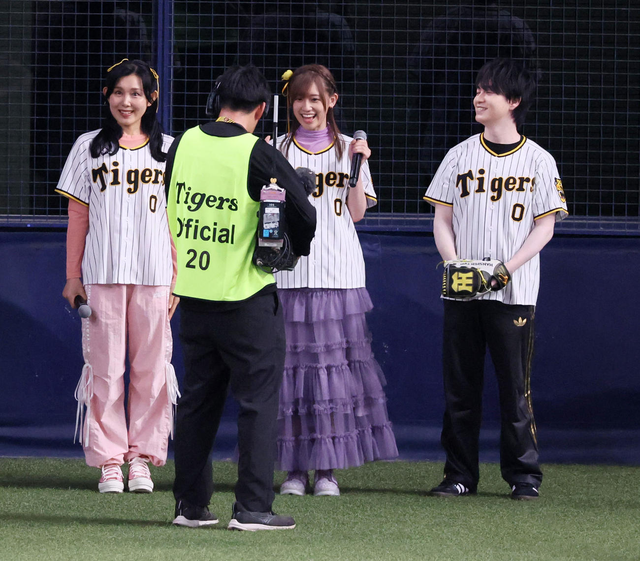 阪神対ヤクルト　ファーストピッチを行う声優の小林裕介さん（右）と応援に来た高橋李依さん（中央）と新井里美さん（撮影・加藤哉）