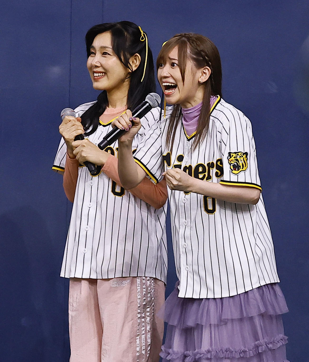 阪神対ヤクルト　声援を送る声優の高橋李依さん（右）と新井里美さん（撮影・藤尾明華）