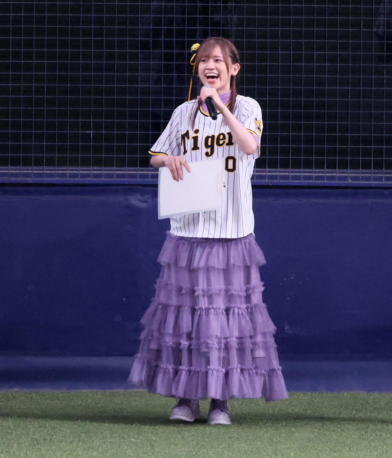 阪神対ヤクルト　選手紹介する声優の高橋李依さん（撮影・加藤哉）