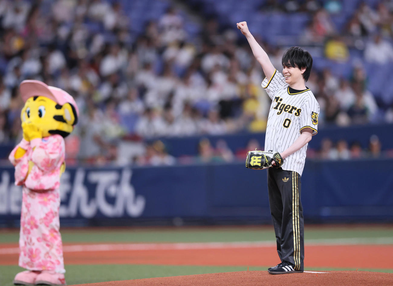 阪神対ヤクルト　試合前、ファーストピッチセレモニーに臨む声優・小林裕介（撮影・上山淳一）