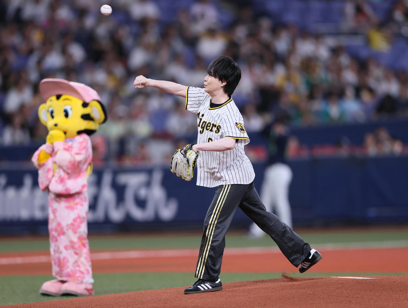 阪神対ヤクルト　試合前、ファーストピッチセレモニーで投球する声優・小林裕介（撮影・上山淳一）