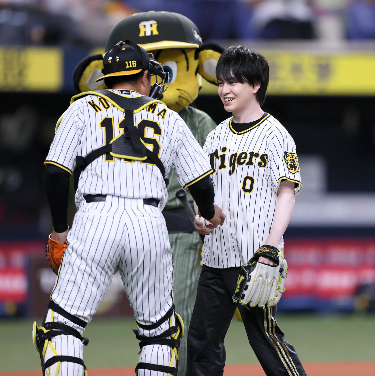 阪神対ヤクルト　試合前、ファーストピッチセレモニーを終え笑顔を見せる声優・小林裕介（撮影・上山淳一）