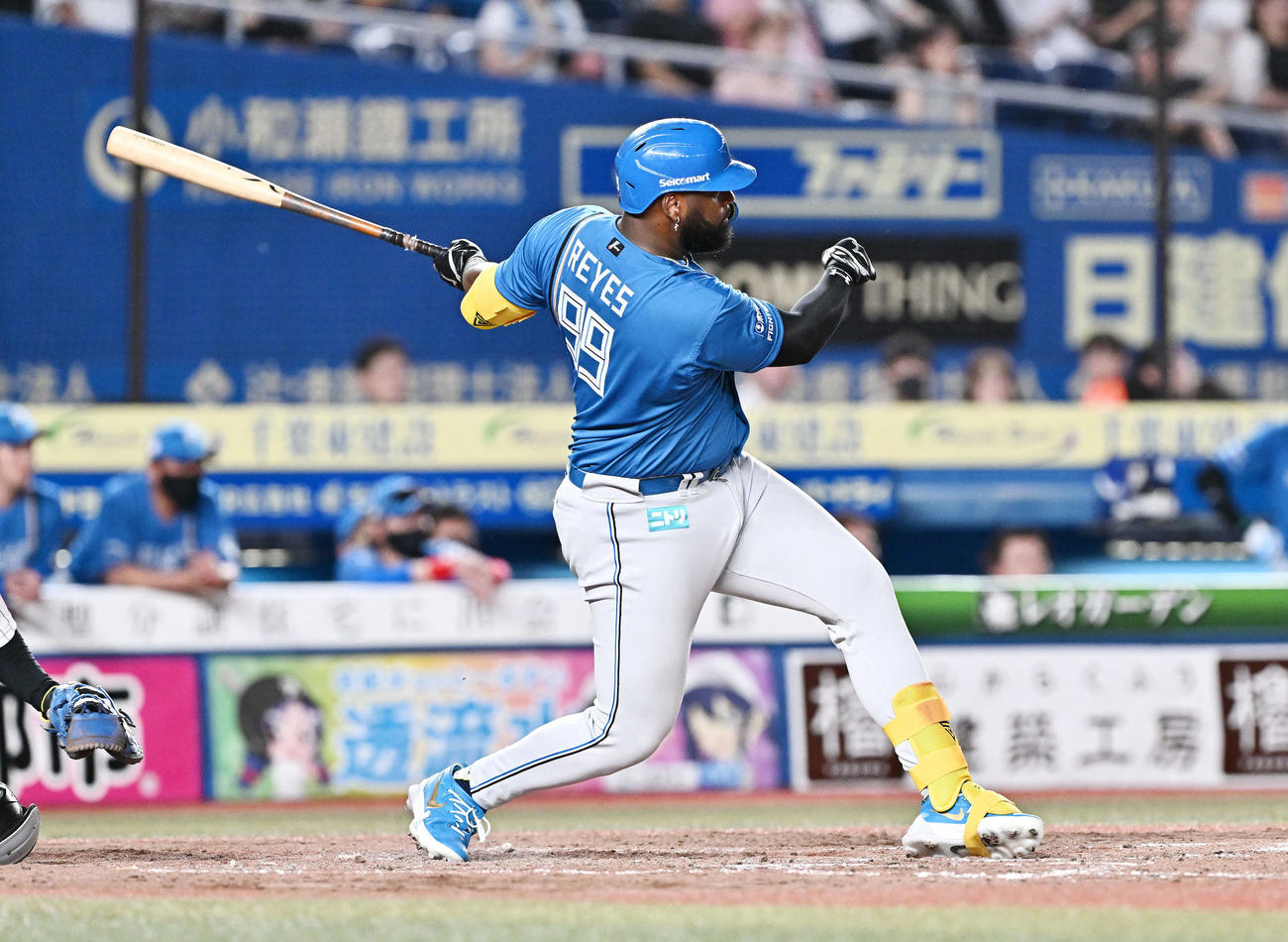 ロッテ対日本ハム　5回表日本ハム2死一、三塁、レイエスは左翼に適時二塁打を放つ（撮影・滝沢徹郎）