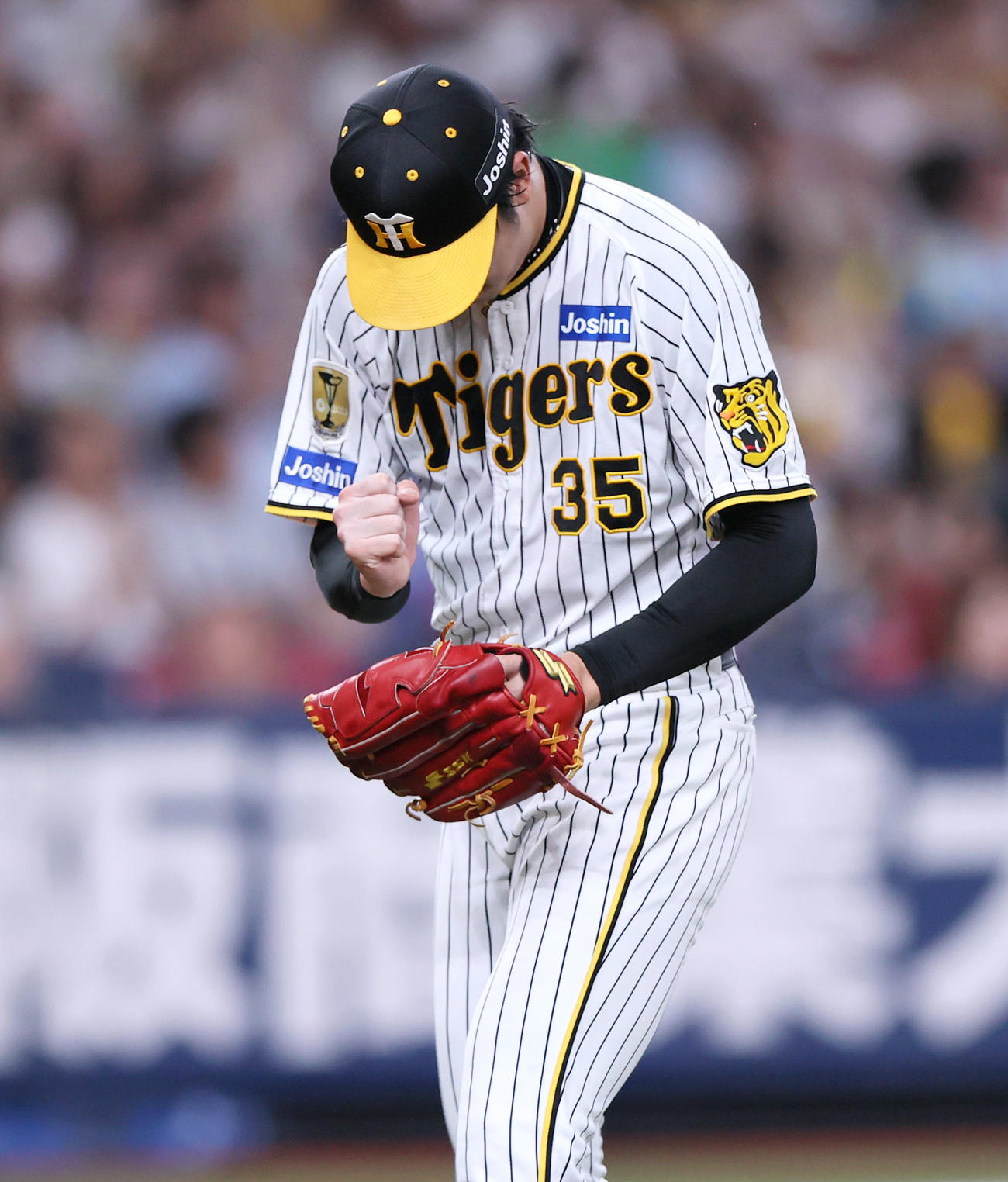 阪神対ヤクルト　7回表ヤクルト2死一、二塁、才木は岩田を左飛に仕留めグラブをたたきながらベンチへ引き揚げる（撮影・上山淳一）