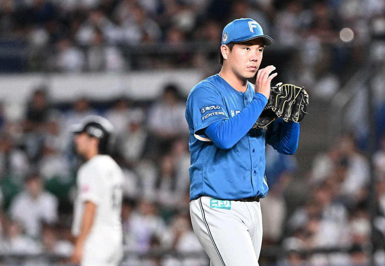 ロッテ対日本ハム　2回裏を投げ終えた日本ハム先発の金村はグラブを小さくたたく（撮影・滝沢徹郎）