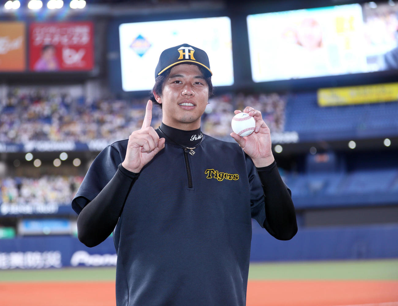 阪神対ヤクルト　阪神才木は勝利球を使って10勝ポーズを作る（撮影・上山淳一）