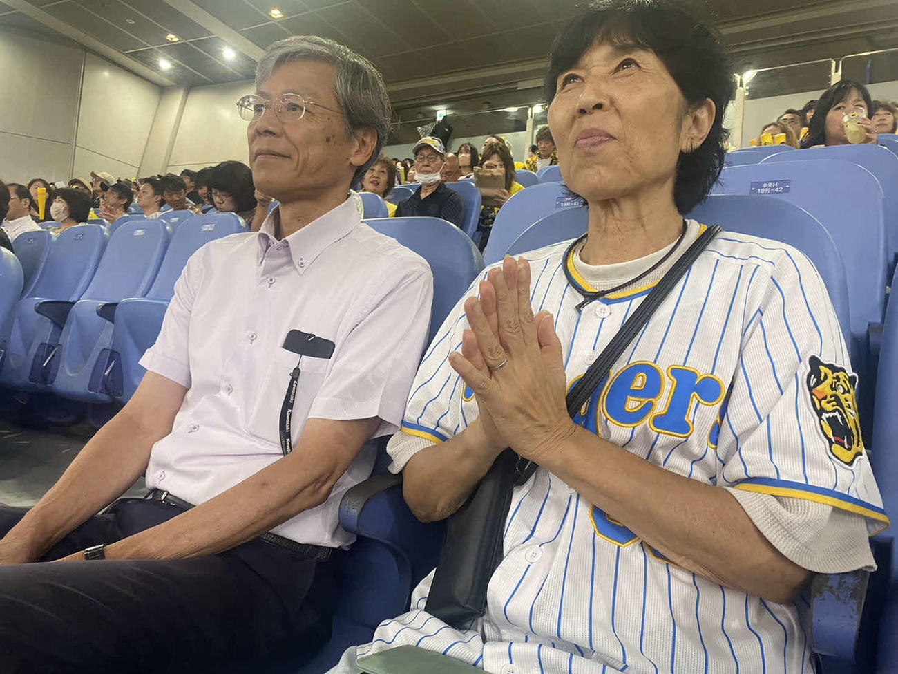 10勝目を見届けた阪神才木の父昭義さん（左）と母久子さん