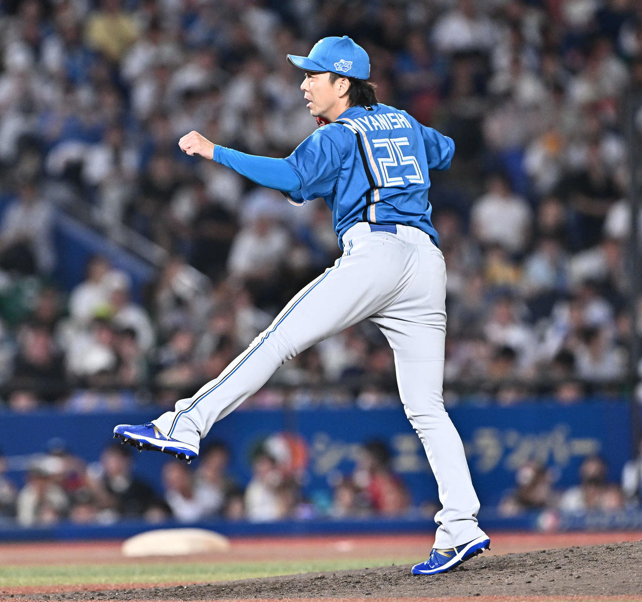 ロッテ対日本ハム　7回裏、日本ハム4番手で登板する宮西（撮影・滝沢徹郎）