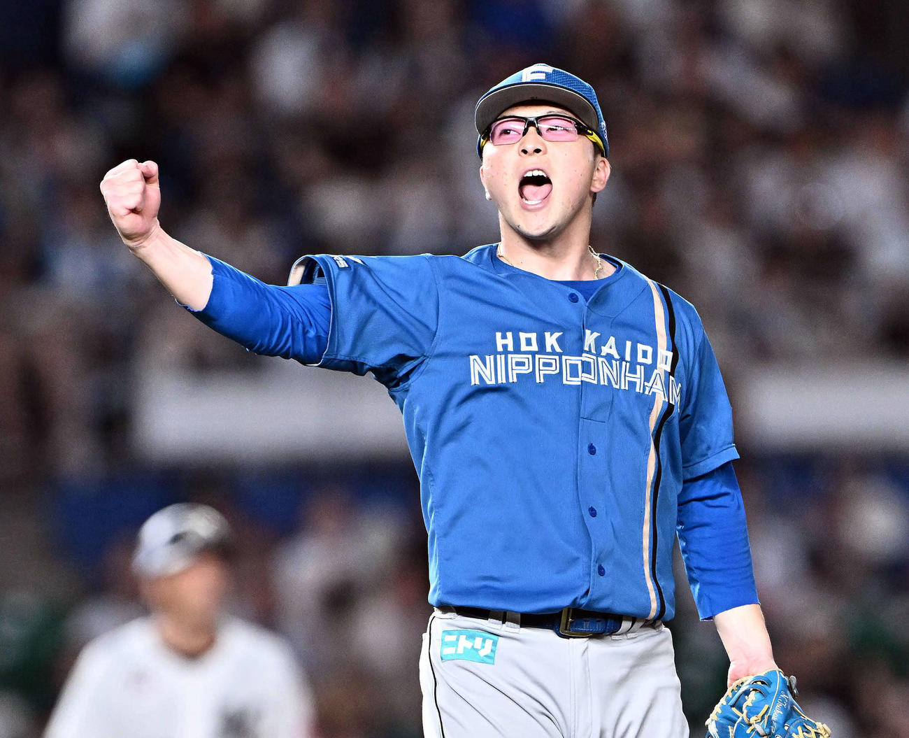 ロッテ対日本ハム　6回裏ロッテ2死一、三塁、池田を遊ゴロに仕留めガッツポーズする生田目（撮影・滝沢徹郎）