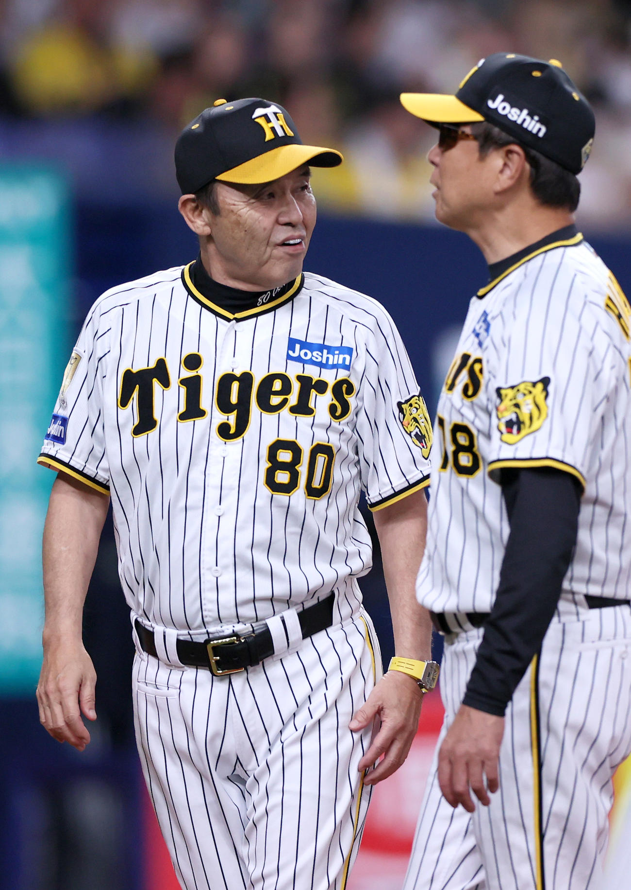 阪神対ヤクルト　ヤクルトに勝利し笑顔を見せる阪神岡田監督（左）と平田ヘッドコーチ（撮影・上山淳一）