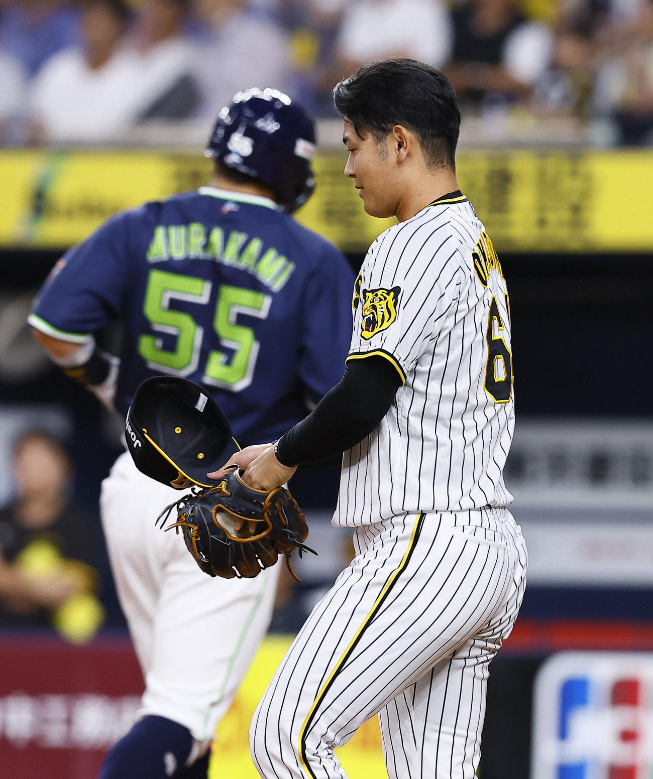 阪神対ヤクルト　9回表ヤクルト1死二塁、オスナに中前に適時打を許した岡留（撮影・藤尾明華）