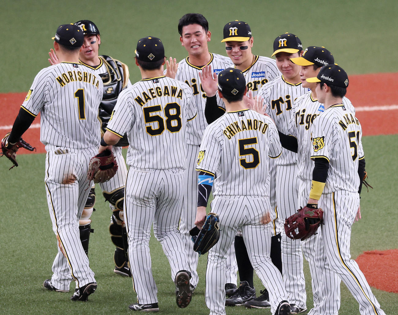 阪神対ヤクルト　ヤクルトに勝利しナインとタッチする岡留（撮影・加藤哉）