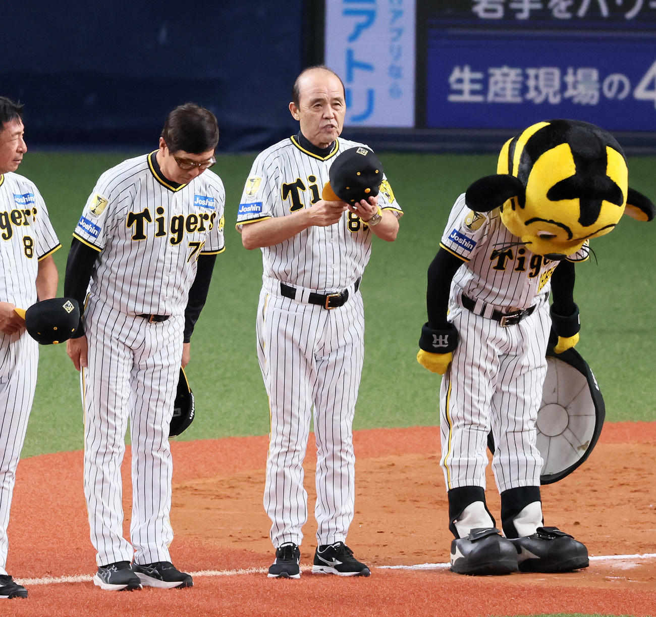 阪神対ヤクルト　ヤクルトに勝利しスタンドへあいさつする岡田監督。左は平田ヘッドコーチ（撮影・加藤哉）
