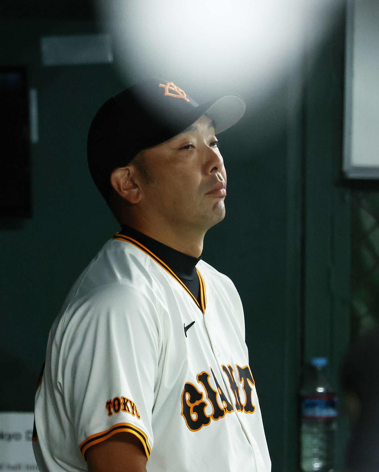 巨人対広島　8回表、戦況を見守る阿部監督（撮影・河田真司）