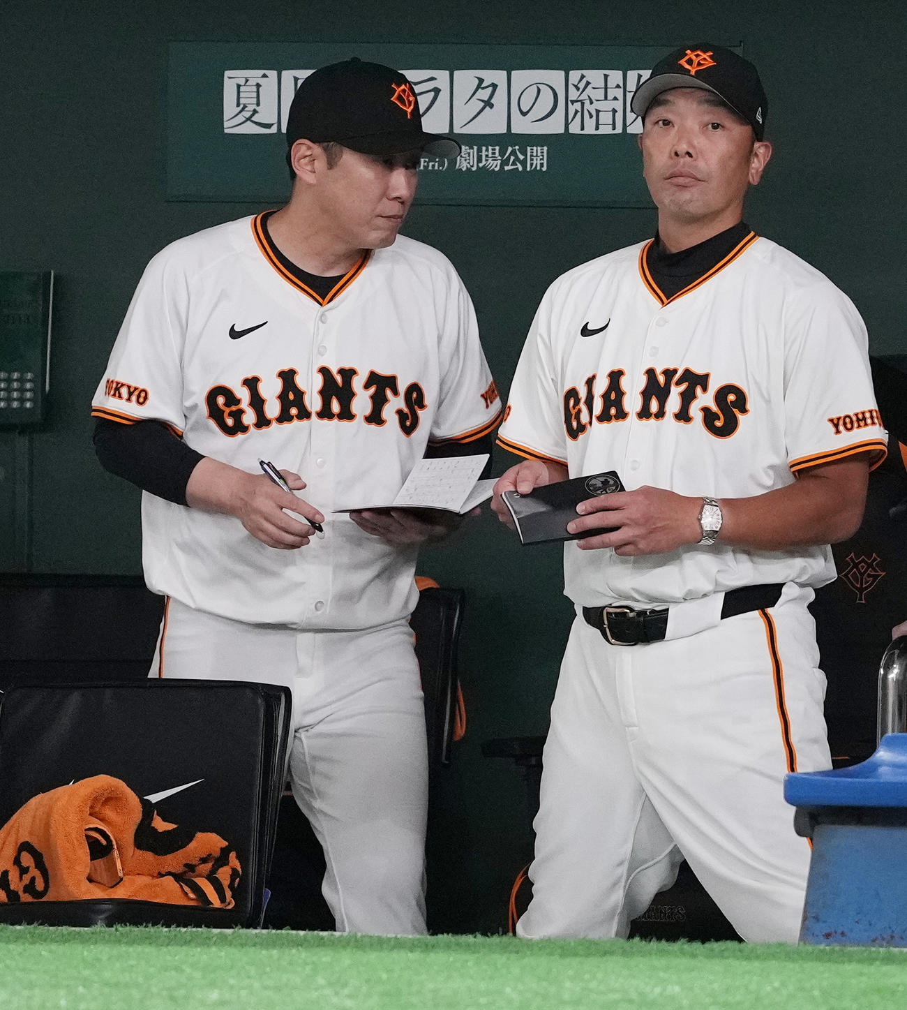 巨人対広島　ベンチで浮かない表情の巨人阿部監督（右）（撮影・鈴木みどり）