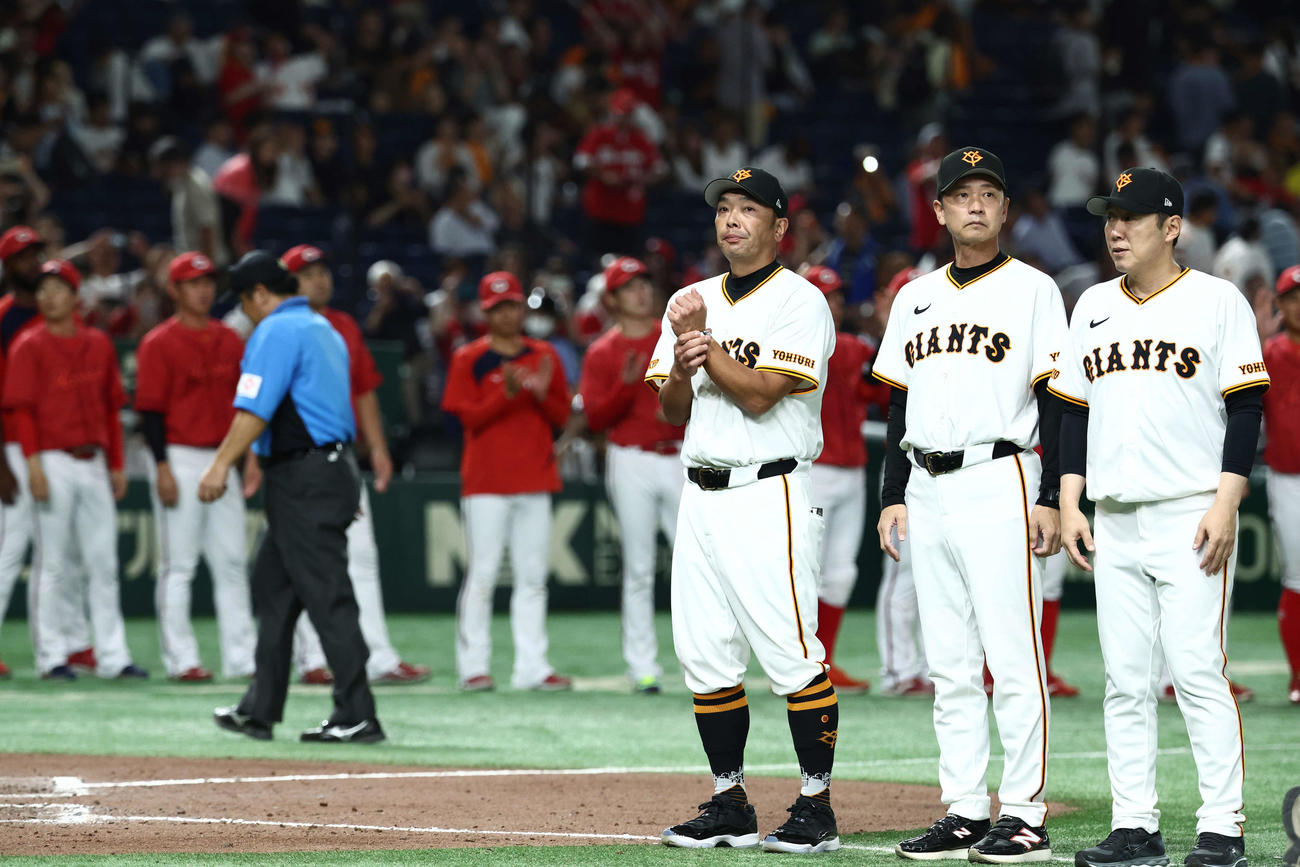 巨人対広島　広島に敗れあいさつする阿部監督（左）（撮影・河田真司）