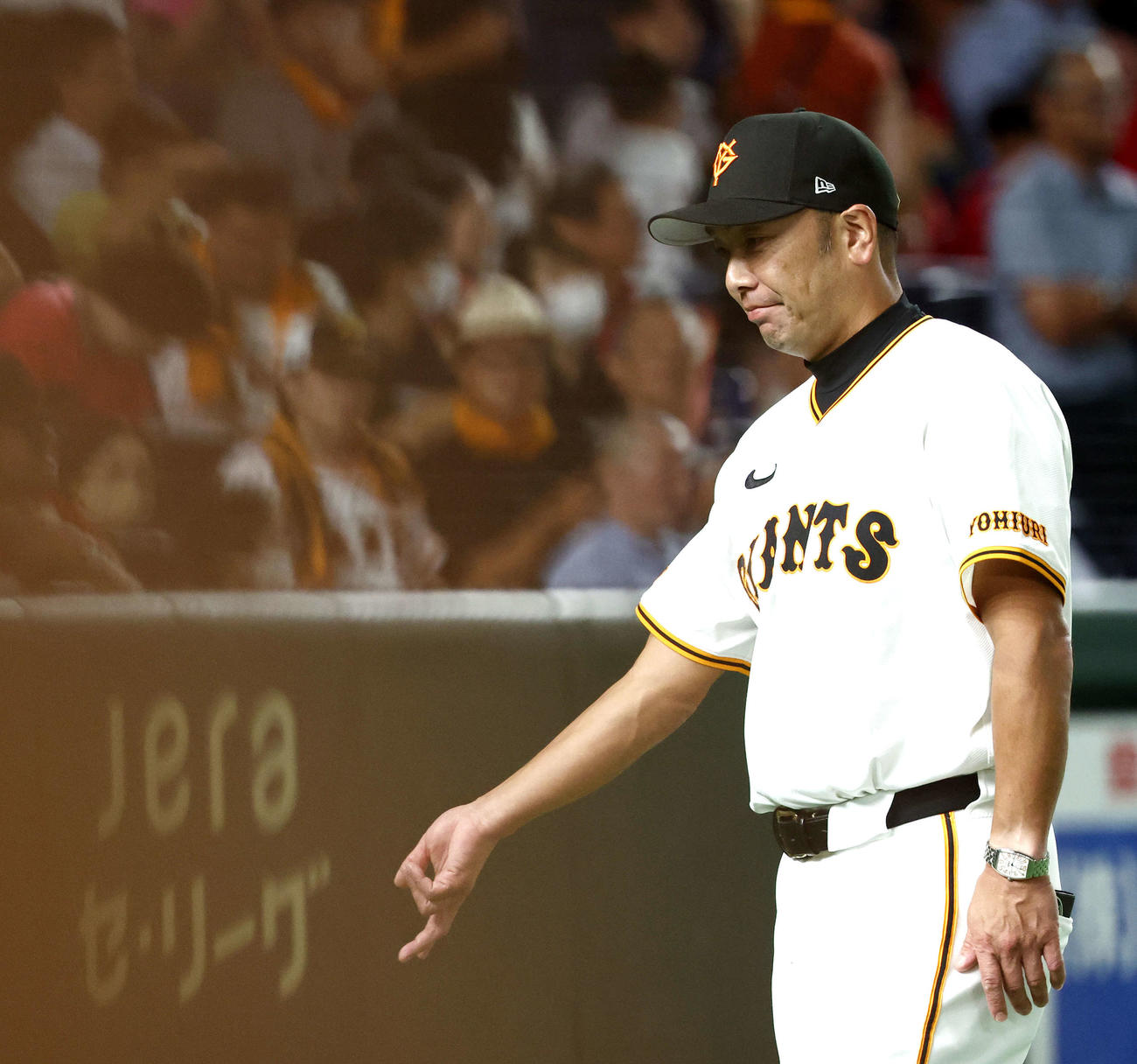 巨人対広島　8回裏を終え、選手交代を告げる阿部監督（撮影・河田真司）