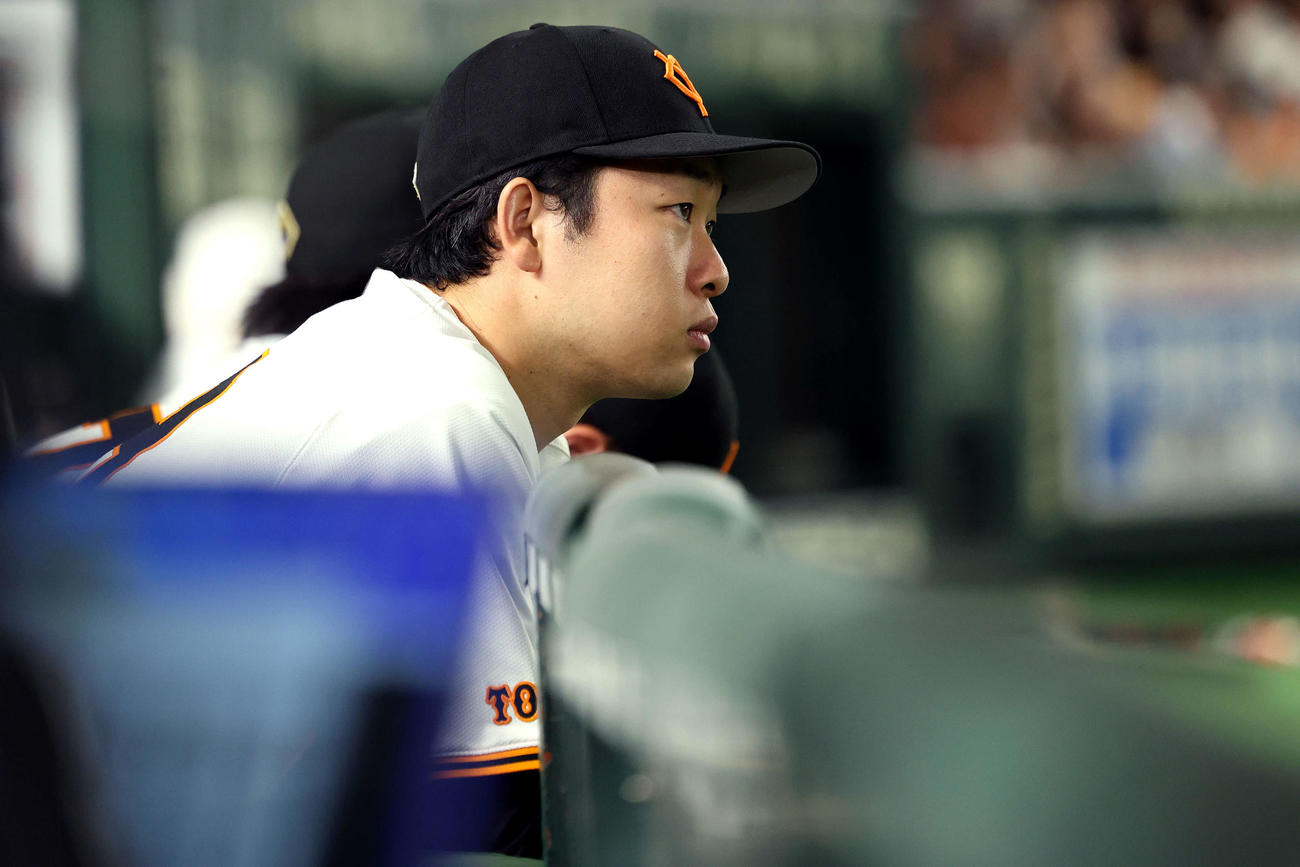 巨人対広島　6回裏、戦況を見守る巨人山崎伊（撮影・河田真司）