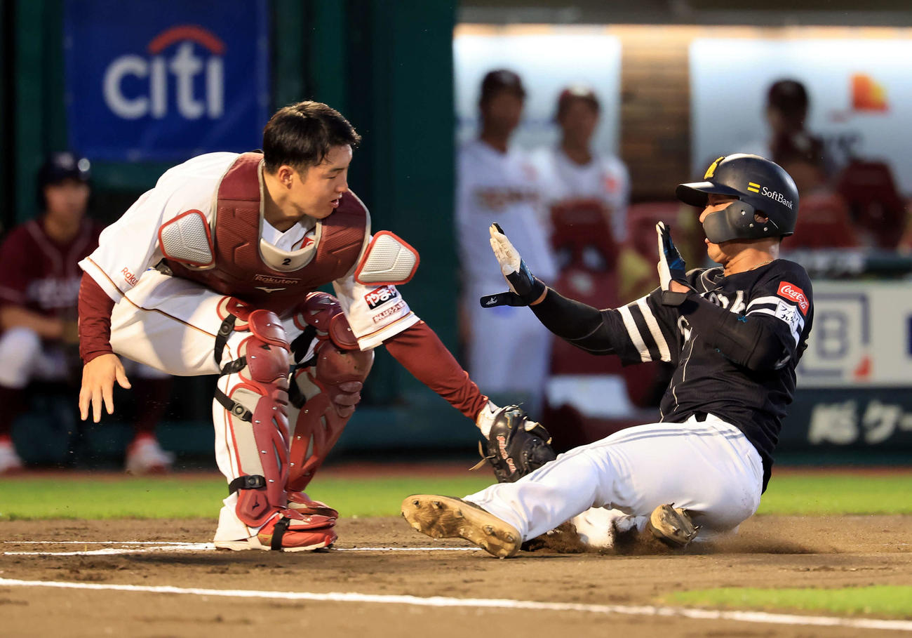 楽天対ソフトバンク　1回表ソフトバンク2死一塁、山川の左二塁打で一気に本塁を突いた今宮（右）だが相手送球に阻止される。捕手太田（撮影・浅見桂子）