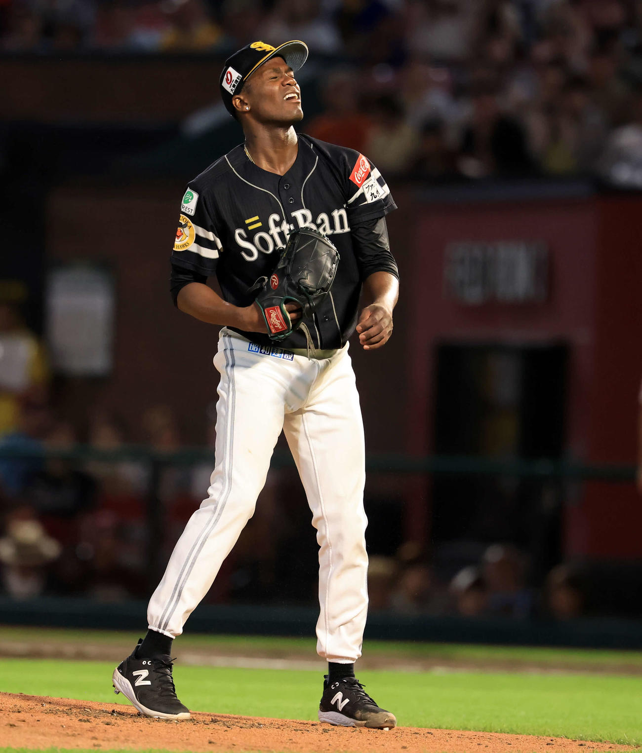 楽天対ソフトバンク　3回裏楽天無死、村林に四球を与え苦しい表情を見せるモイネロ（撮影・浅見桂子）