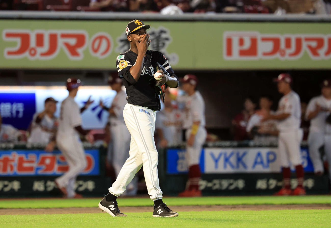 楽天対ソフトバンク　4回裏楽天1死二塁、中島に適時二塁打を許し、喜ぶ楽天ベンチを背にぼう然とマウンドに戻るモイネロ（撮影・浅見桂子）