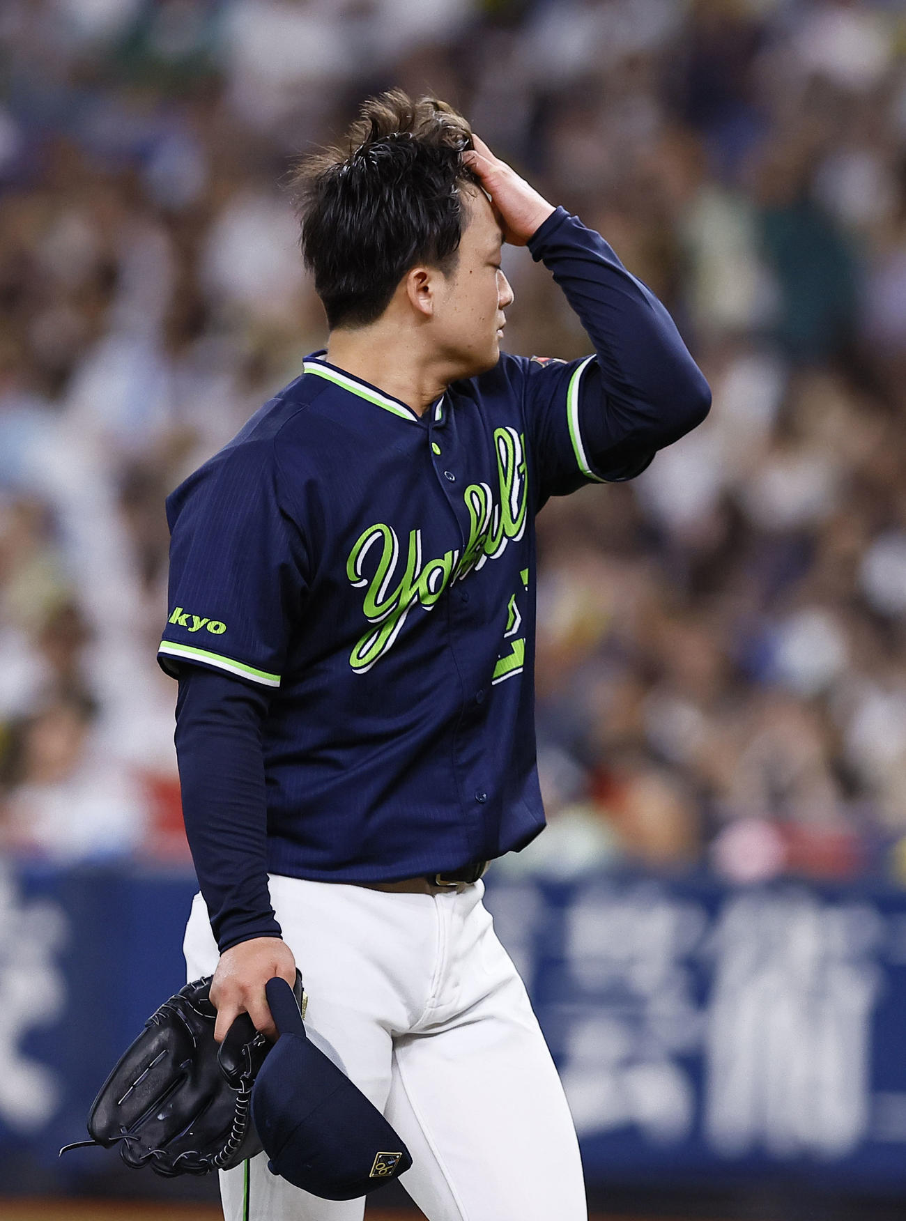 阪神対ヤクルト　7回途中、降板するヤクルト吉村（中央）（撮影・藤尾明華）