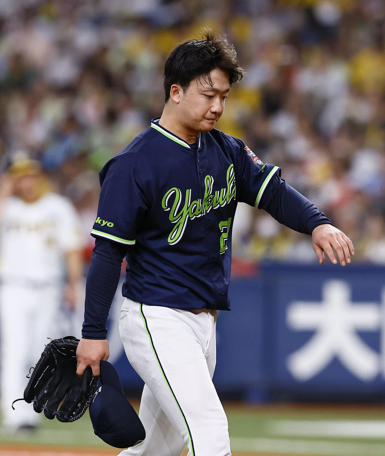 阪神対ヤクルト　7回途中、降板するヤクルト吉村（中央）（撮影・藤尾明華）