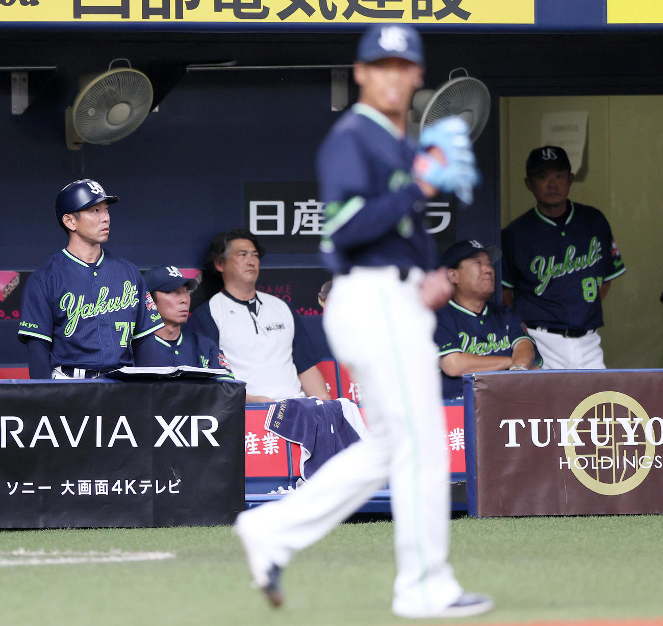 阪神対ヤクルト　7回裏阪神2死一、二塁、高津監督（左から2人目）は大山に左前適時打を浴びグラウンドを見つめる（撮影・上山淳一）