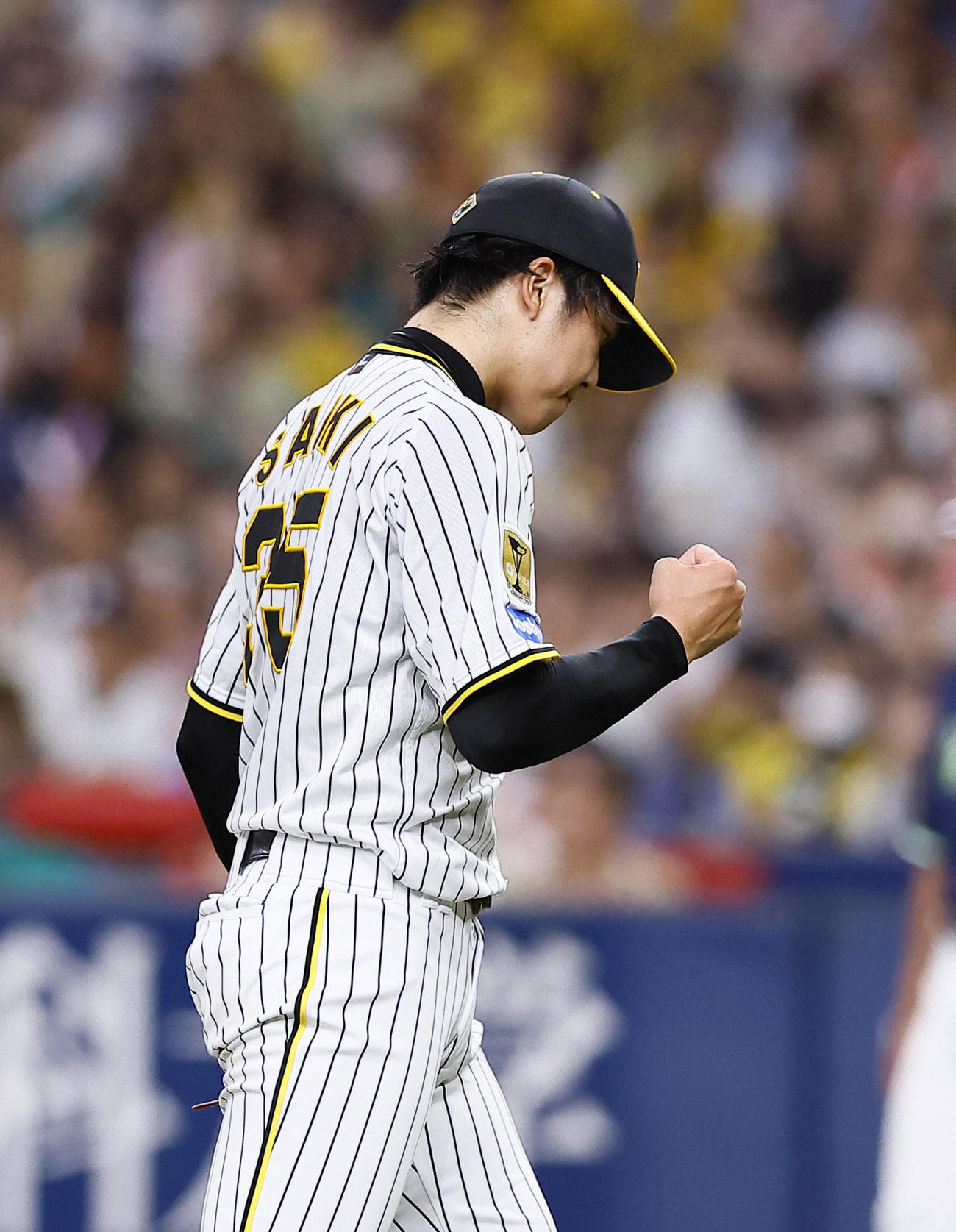 阪神対ヤクルト　7回表ヤクルト2死一、二塁、岩田を左飛に打ち取りガッツポーズをする才木撮影・藤尾明華）