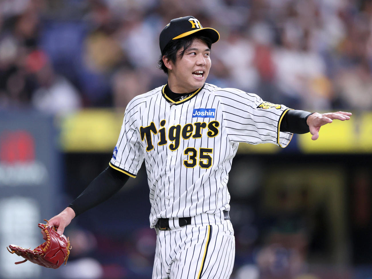 阪神対ヤクルト　6回表を抑え、笑顔で引き揚げる阪神才木（撮影・上山淳一）