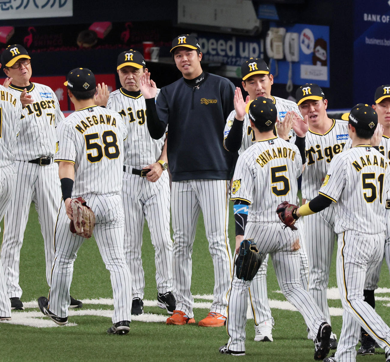 阪神対ヤクルト　ヤクルトに勝利しナインをタッチで迎える才木。左は岡田監督（撮影・加藤哉）
