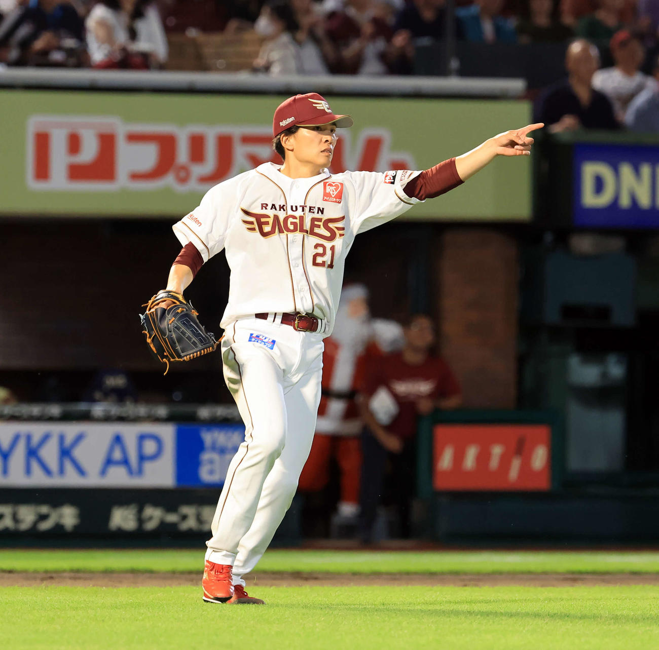 楽天対ソフトバンク　5回表ソフトバンク1死一、二塁、今宮を右飛に仕留め指さす早川（撮影・浅見桂子）