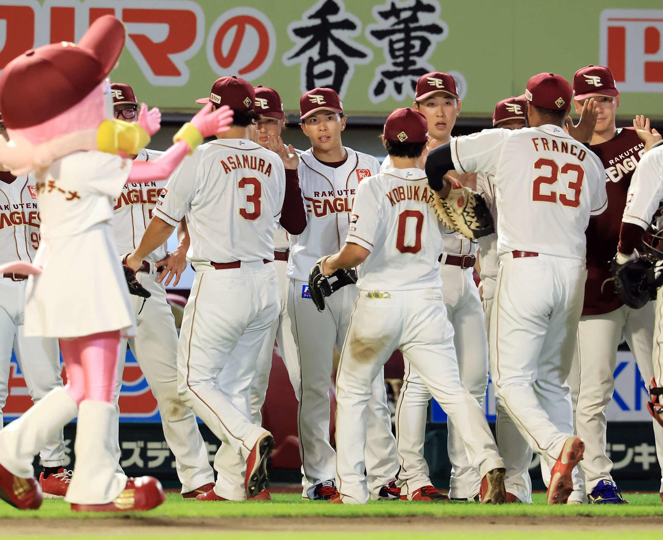 楽天対ソフトバンク　9勝目の楽天早川（中央）はナインとハイタッチ（撮影・浅見桂子）