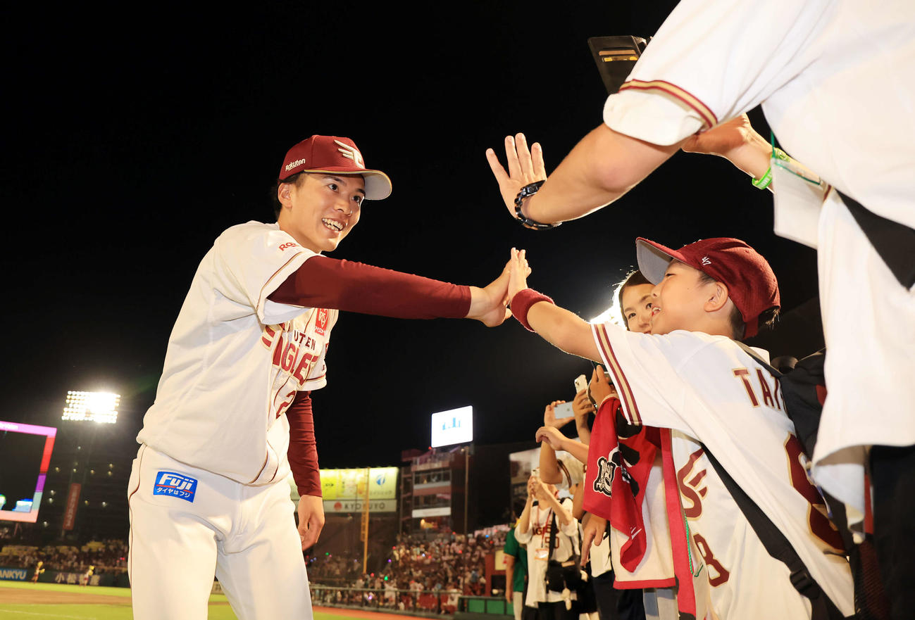 楽天対ソフトバンク　9勝目の楽天早川は少年ファンと笑顔でハイタッチ（撮影・浅見桂子）
