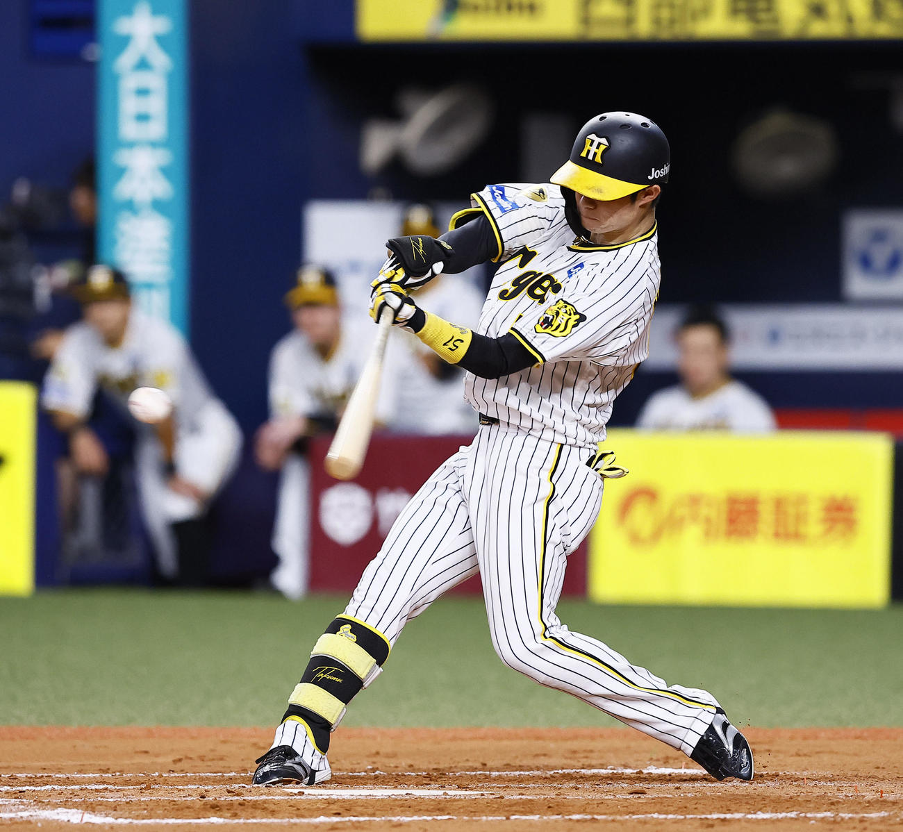 阪神対ヤクルト　8回裏阪神2死一、三塁、中野は右越えに2点適時二塁打を放つ（撮影・藤尾明華）