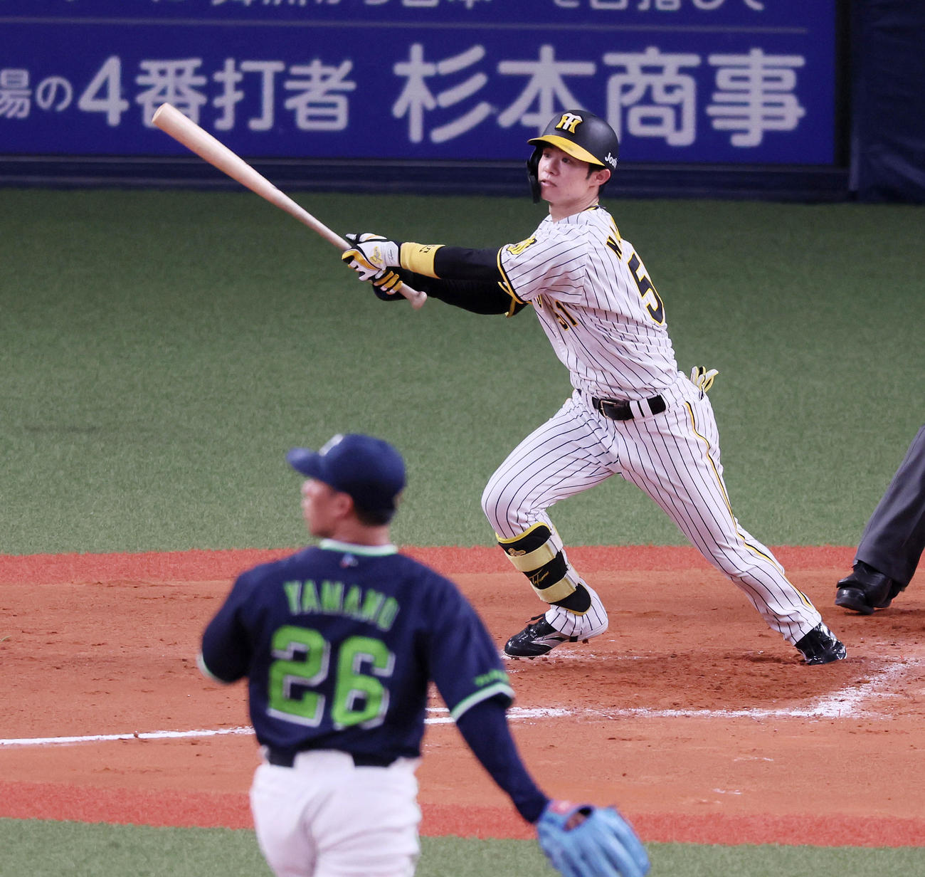阪神対ヤクルト　8回裏阪神2死一、三塁、中野は右翼へ適時二塁打を放つ。投手山野（撮影・加藤哉）