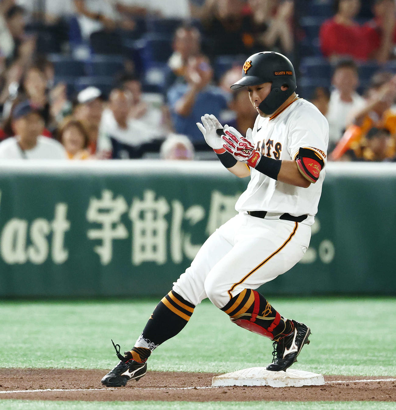 巨人対広島　4回裏巨人2死一塁、右翼線に適時三塁打を放ち出塁する浅野（撮影・河田真司）