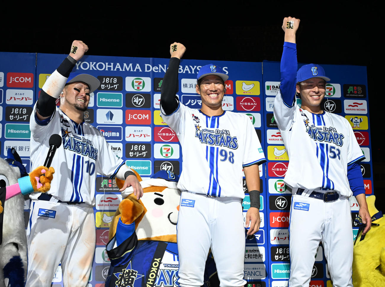 ヒーローインタビューで拳を突き上げ喜ぶ、左から戸柱、京田、中川（撮影・千葉一成）