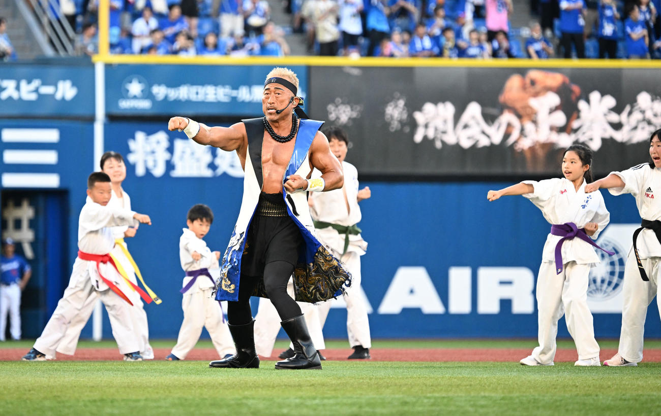 DeNAベイスターズの応援イベントに登場した空手家の角田信朗さん（撮影・千葉一成）