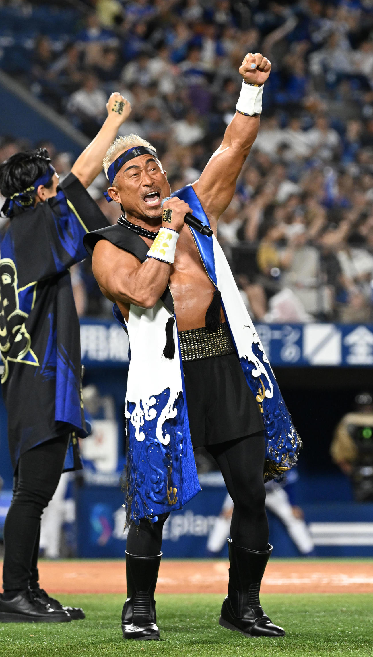 DeNAベイスターズの応援イベントに登場した空手家の角田信朗さん（撮影・千葉一成）