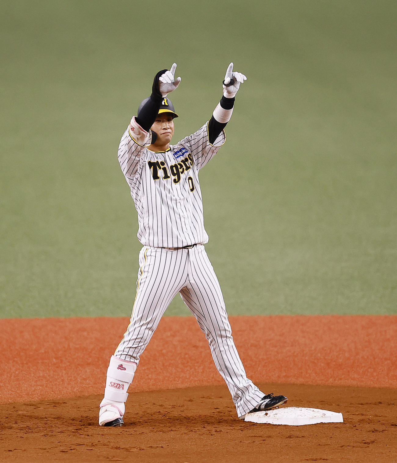 阪神対ヤクルト　1回裏阪神2死満塁、木浪は2点適時二塁打を放ちポーズを決める（撮影・藤尾明華）
