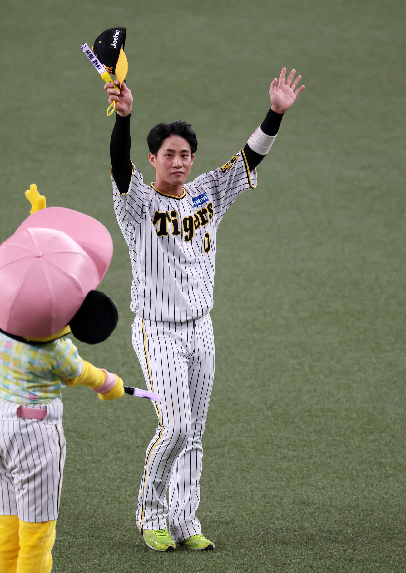 阪神対ヤクルト　ヤクルトに勝利しスタンドへあいさつする木浪（撮影・加藤哉）