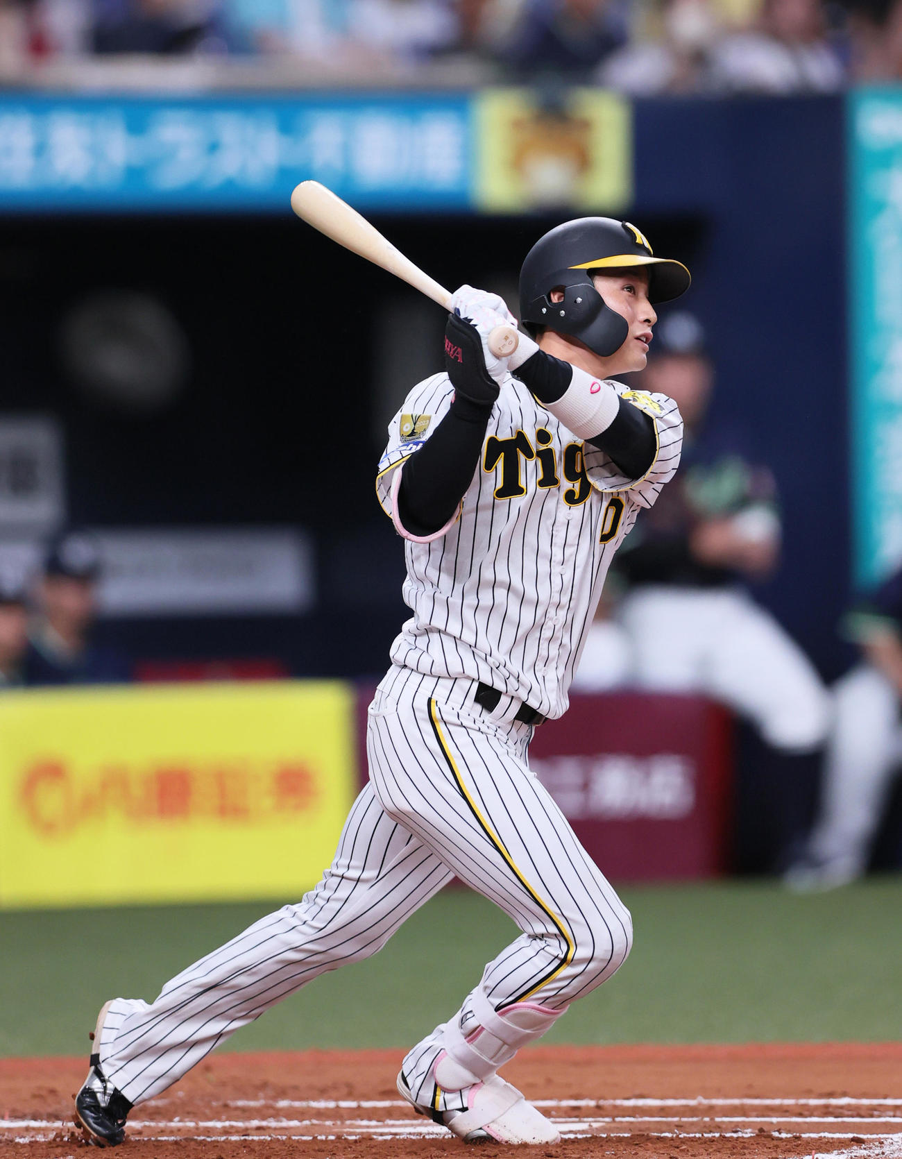 阪神対ヤクルト　1回裏阪神1死満塁、木浪は右適時2点二塁打を放つ（撮影・上山淳一）