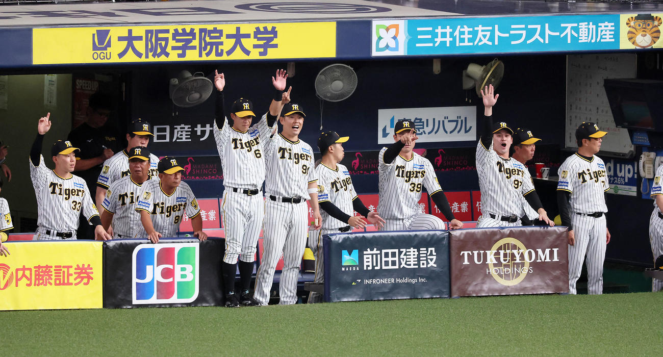 阪神対ヤクルト　1回裏阪神2死満塁、木浪の適時2点二塁打に盛り上がる阪神ナイン（撮影・加藤哉）