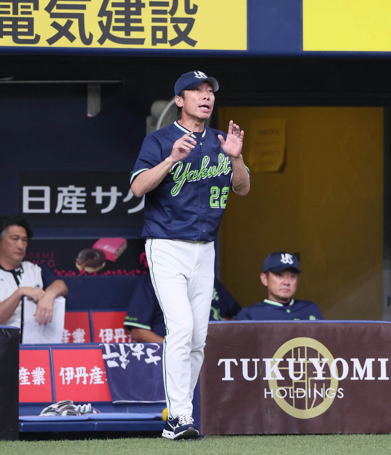 阪神対ヤクルト　1回裏阪神1死満塁、高津監督は木浪の右適時2点二塁打の打球に対し審判団に説明を求める（撮影・上山淳一）