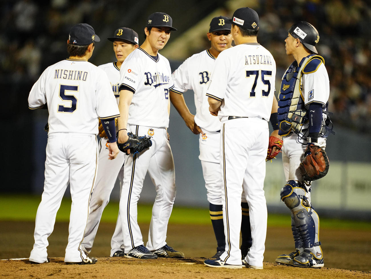 西武対オリックス　7回裏西武1死一、三塁、降板を告げられ悔しげな田嶋（左から3人目）（撮影・垰建太）